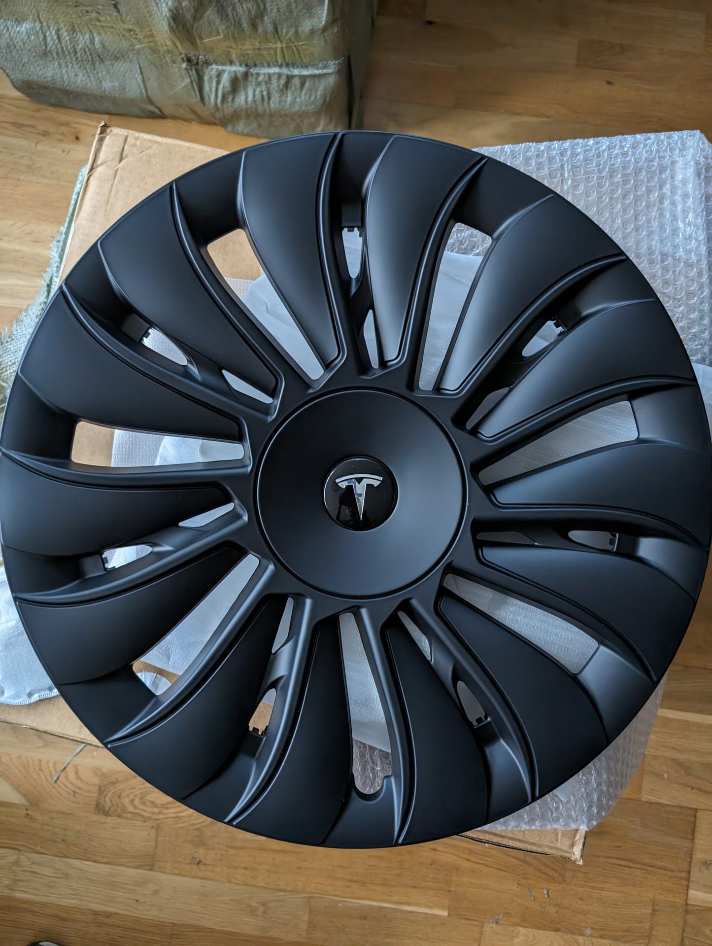 UK Stock, STORM Curved Tesla Model Y 4 x 19" Wheel Covers Cover Hub Cap T Logo 19 Inch.  Matt Black