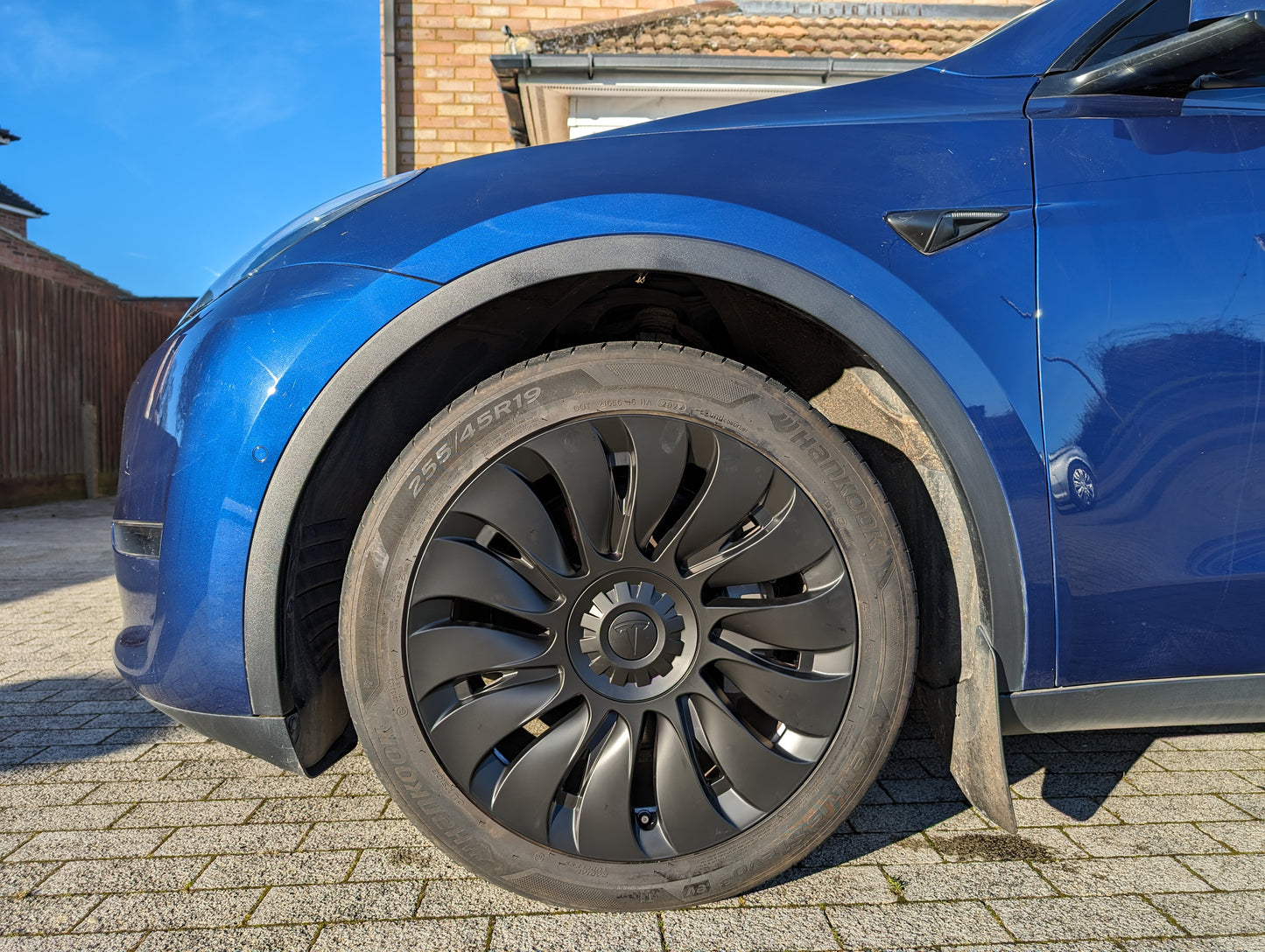 UK Stock, TORNADO Curved Hub Tesla Model Y 4 x 19" Wheel Covers Cover Hub Cap T Logo 19 Inch. Matt Black