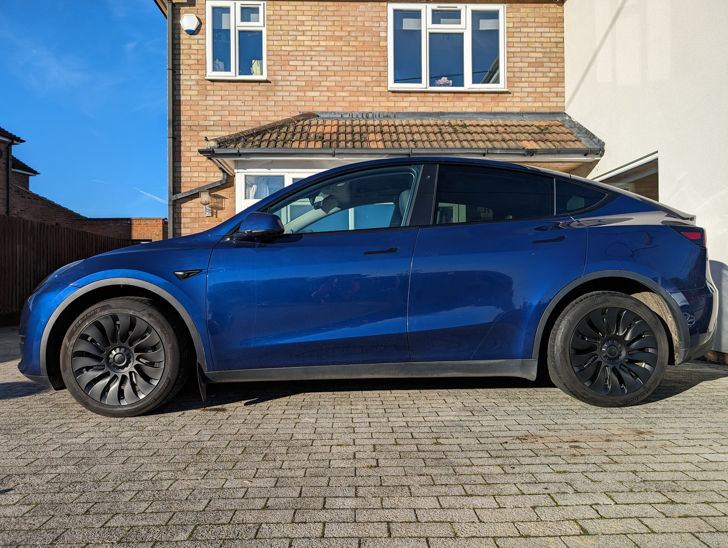 UK Stock, TORNADO Curved Hub Tesla Model Y 4 x 19" Wheel Covers Cover Hub Cap T Logo 19 Inch. Matt Black