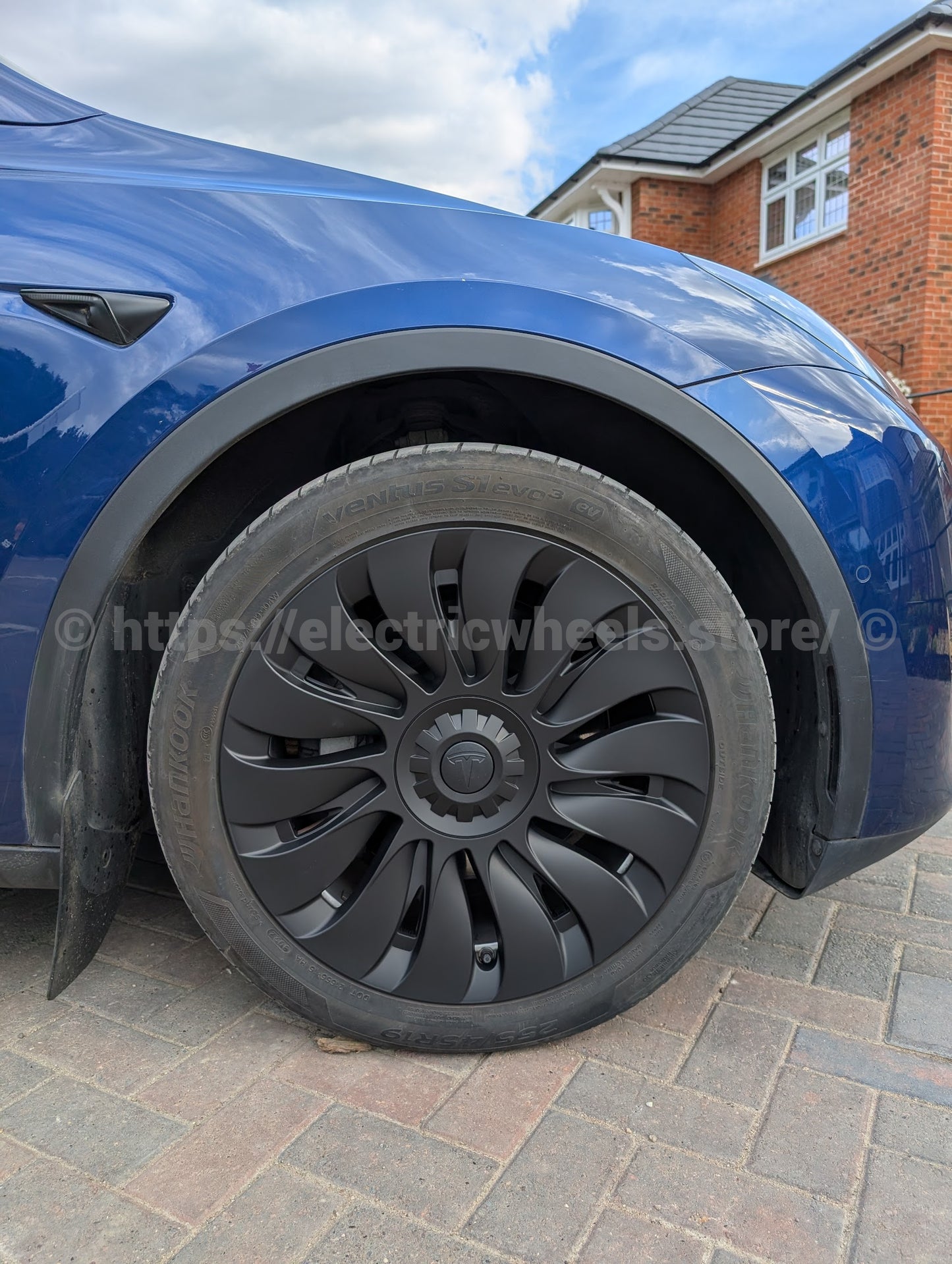 UK Stock, TORNADO Curved Hub Tesla Model Y 4 x 19" Wheel Covers Cover Hub Cap T Logo 19 Inch. Matt Black