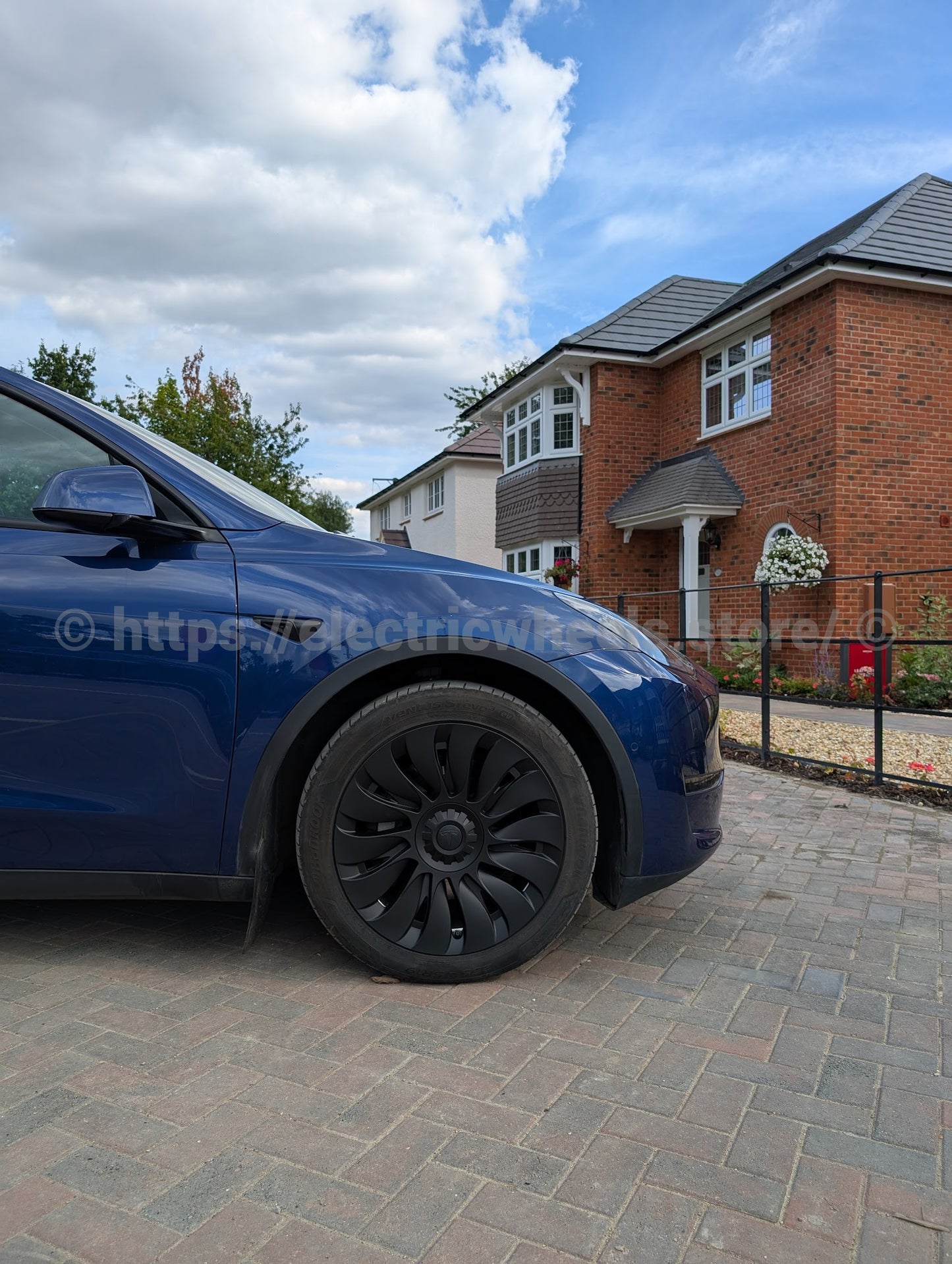 UK Stock, TORNADO Curved Hub Tesla Model Y 4 x 19" Wheel Covers Cover Hub Cap T Logo 19 Inch. Matt Black