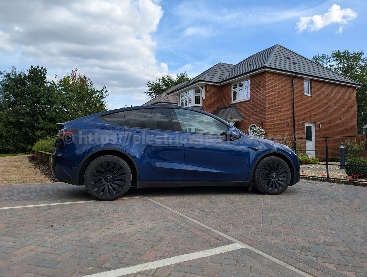 UK Stock, TORNADO Curved Hub Tesla Model Y 4 x 19" Wheel Covers Cover Hub Cap T Logo 19 Inch. Matt Black