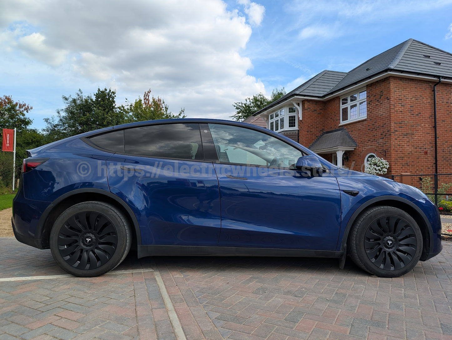 UK Stock, TORNADO Curved Hub Tesla Model Y 4 x 19" Wheel Covers Cover Hub Cap T Logo 19 Inch. Matt Black