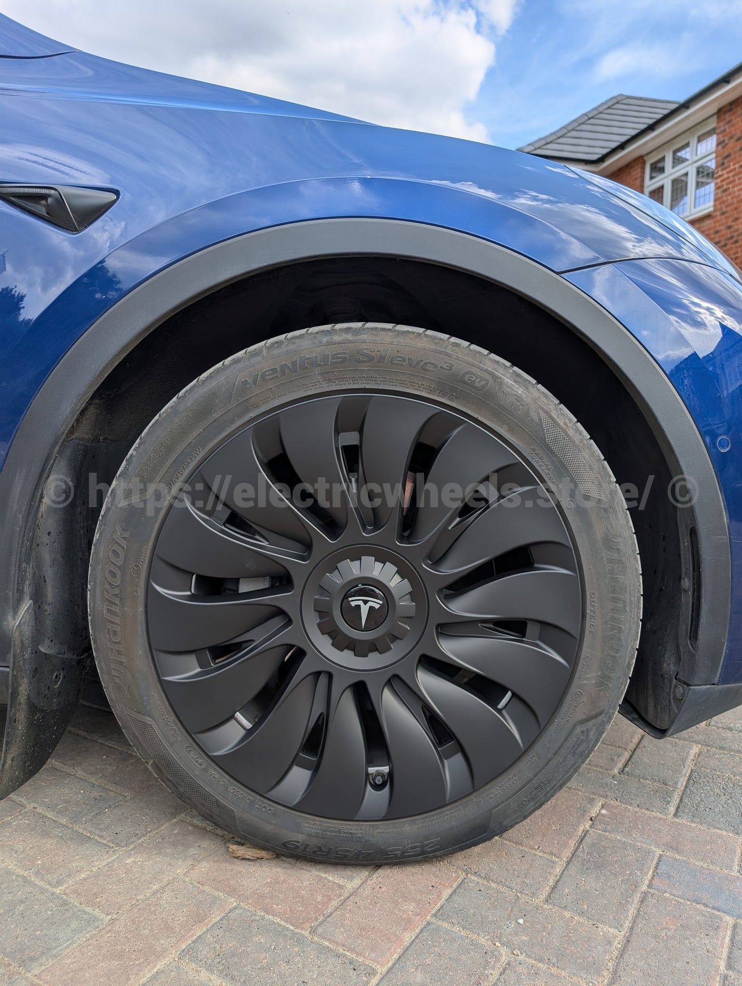 UK Stock, TORNADO Curved Hub Tesla Model Y 4 x 19" Wheel Covers Cover Hub Cap T Logo 19 Inch. Matt Black